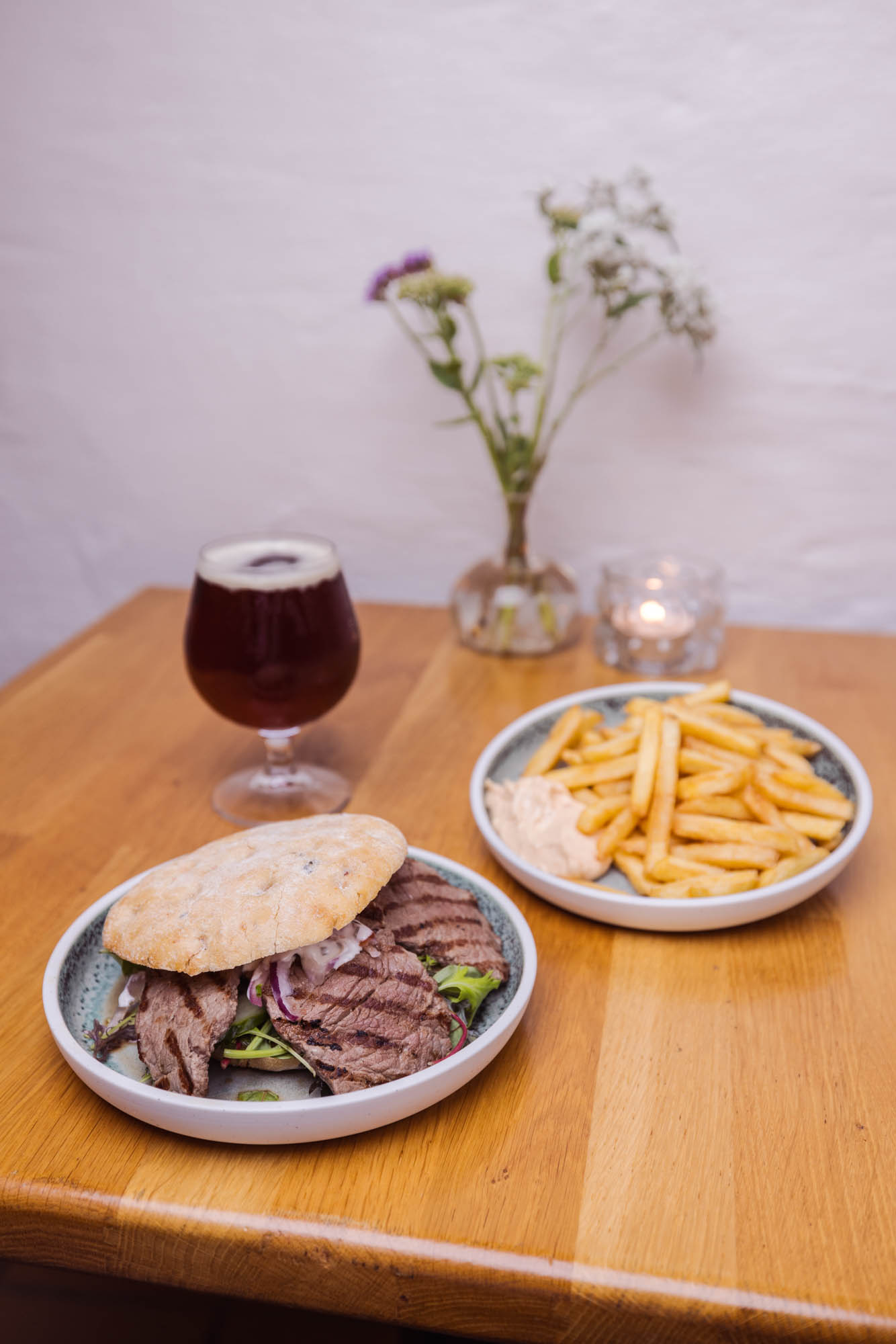 Klintburger, a slice of grilled roast beef with crème fraîche sauce, French fries, and chili mayonnaise.