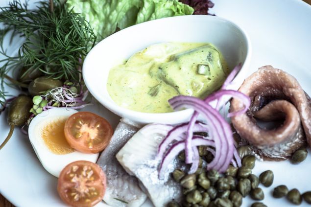 Sildetallerken anrettet på Café Klint i Gudhjem Havn på Bornholm.