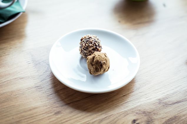 Spejderhagl lavet hos BECH Chokolade. Snag dem i Café Klint på havnen i Gudhjem.