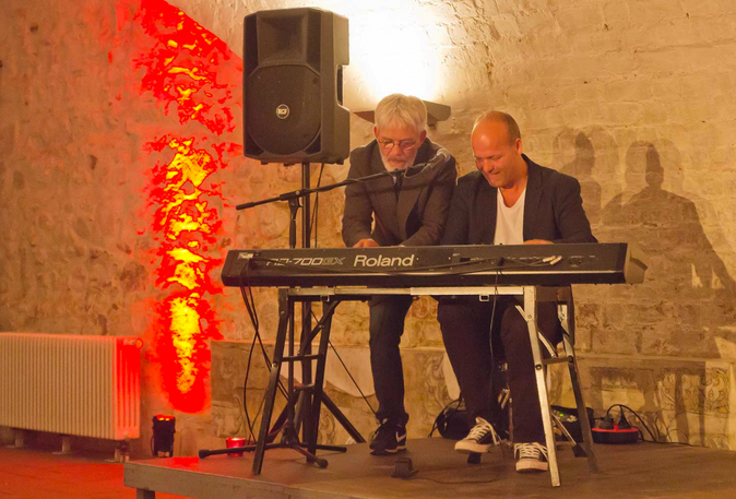 Morten og Jes spiller musik sammen på Café Klint i Gudhjem Havn.