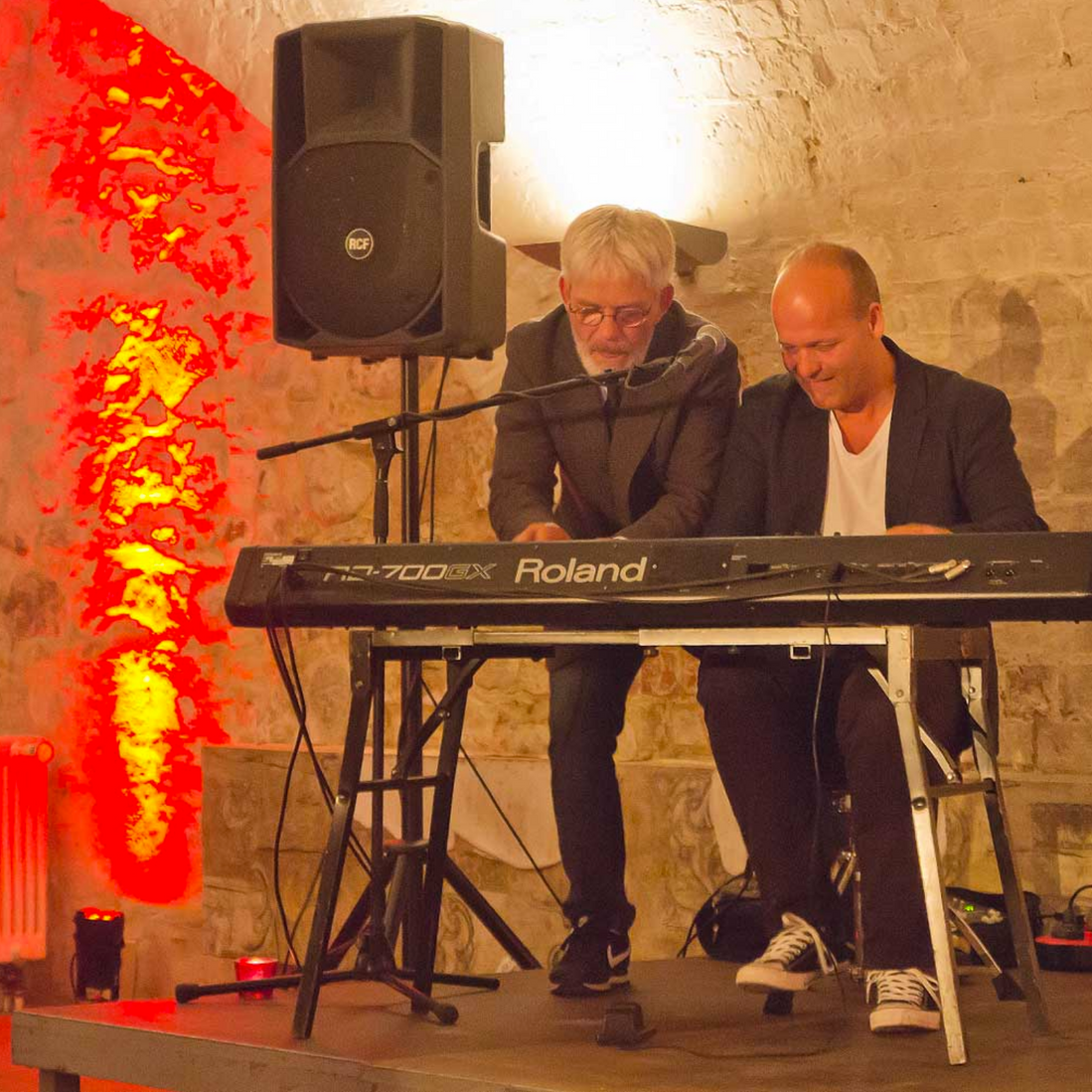 Morten og Jes spiller musik sammen på Café Klint i Gudhjem Havn.