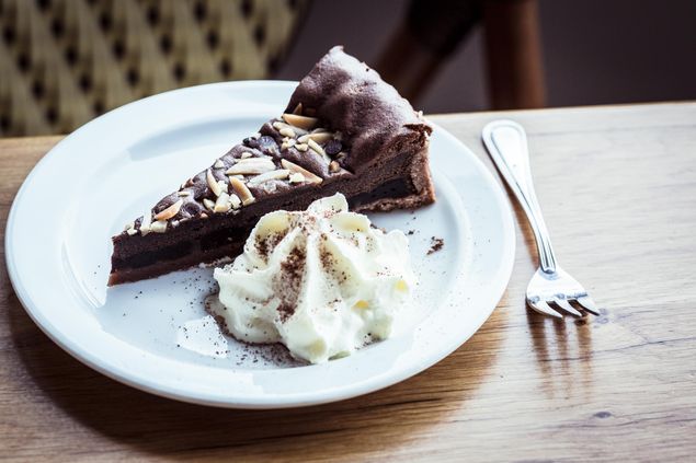 Hjemmelavet stykke chokoladekage med flødeskum på Café Klint i Gudhjem havn.