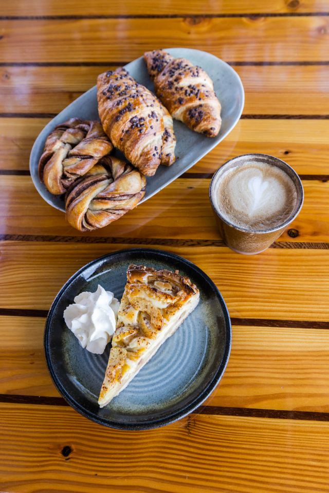 Croissanter, hjemmelavet kage og økologisk kaffe