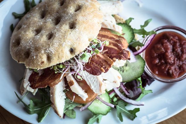 Burger lavet af kvalitet råvarer på Café Klint i Gudhjem havn.