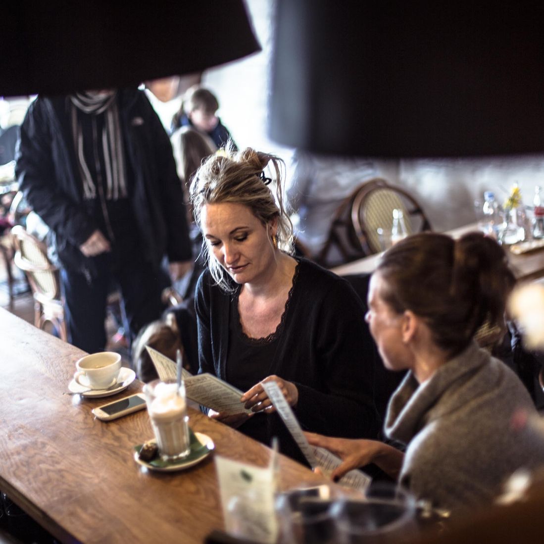 Stemningsbillede fra Café Klint i Gudhjem havn på Bornholm.