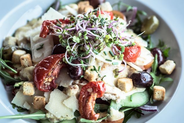 Salat med kvalitetsråvarer anrettet på tallerken i Café Klint i havnen i Gudhjem på Bornholm.
