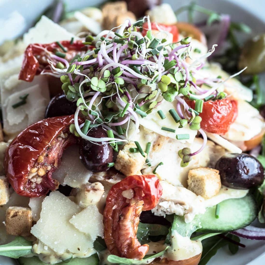 Salat med kvalitetsråvarer anrettet på tallerken i Café Klint i havnen i Gudhjem på Bornholm.