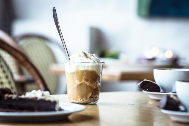 Hjemmelavet æblegrød med flødeskum på Café Klint i Gudhjem.