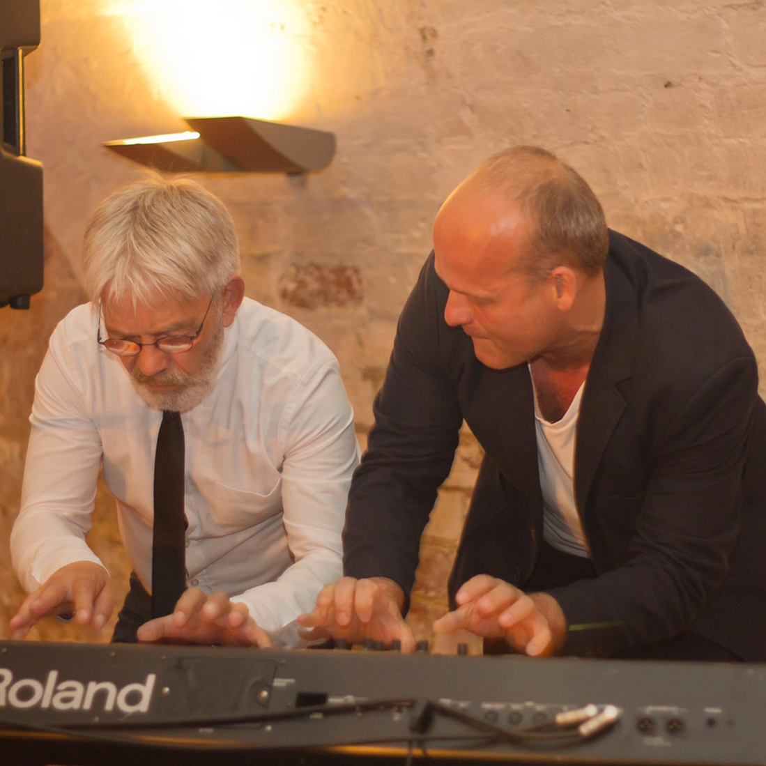 Morten og Jes spiller musik sammen på Café Klint i Gudhjem Havn.