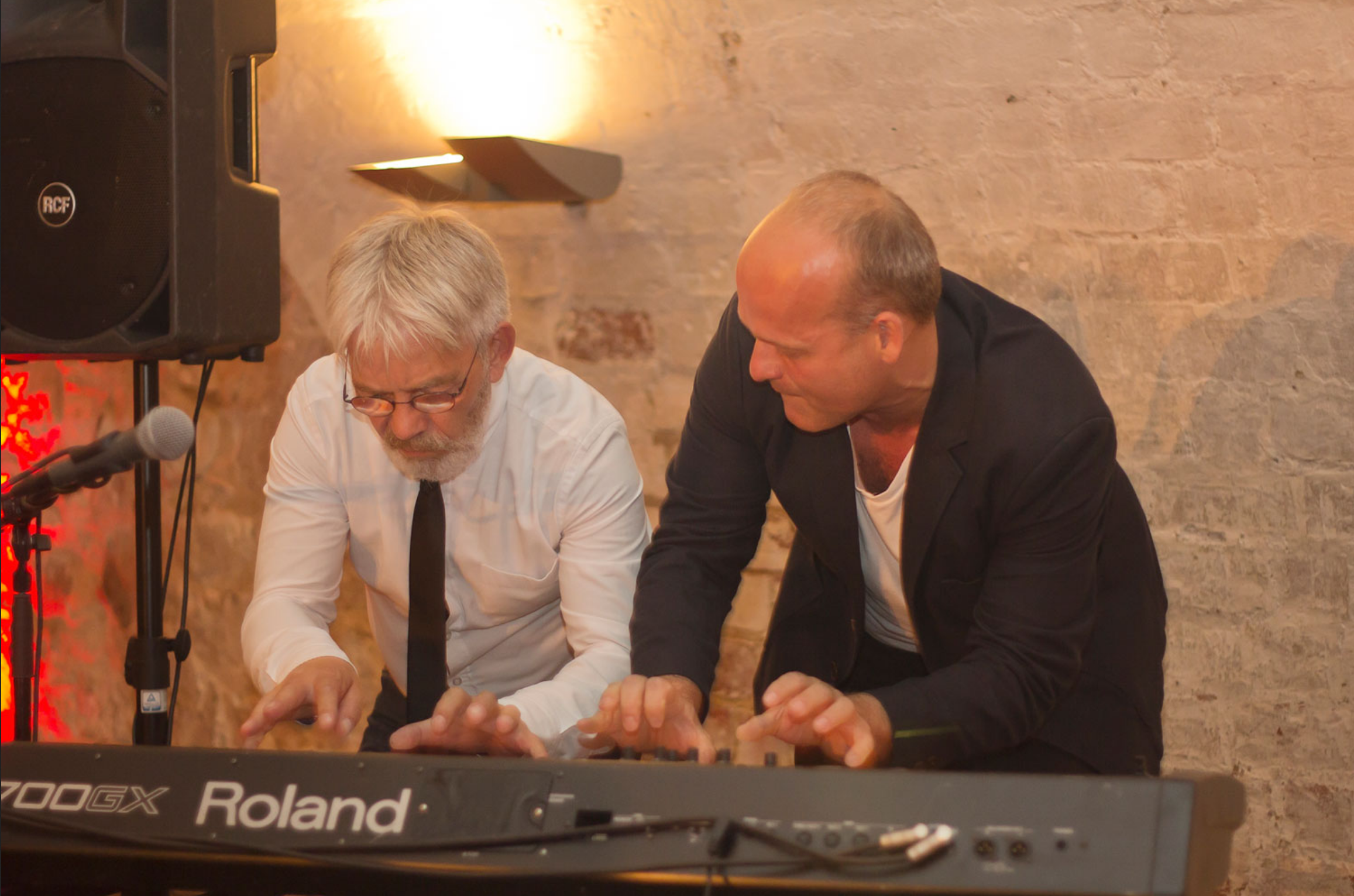 Morten og Jes spiller musik sammen på Café Klint i Gudhjem Havn.