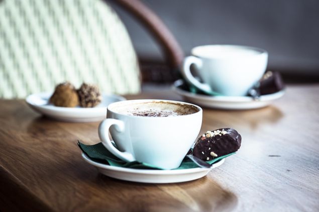 Capuccino med en bornholmerbid fra BECH Chokolade. 